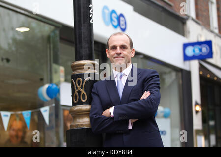 Londra, Regno Unito. 9 Sep, 2013. TSB lancio da Lloyds Banking Group, Baker Street, Londra. Più di 600 filiali e otto milioni di conti sono stati suddivisi da Lloyds al fine di soddisfare le norme di concorrenza europee. TSB Chief Executive Officer Paolo Pester apre una succursale a Londra sulle rive primo giorno di negoziazione. Credito: Jeff Gilbert/Alamy Live News Foto Stock