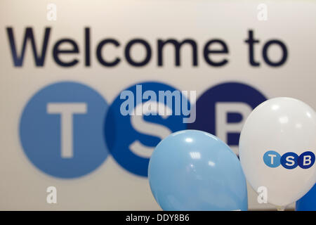 Londra, Regno Unito. 9 Sep, 2013. TSB lancio da Lloyds Banking Group, Baker Street, Londra. Più di 600 filiali e otto milioni di conti sono stati suddivisi da Lloyds al fine di soddisfare le norme di concorrenza europee. TSB Chief Executive Officer Paolo Pester apre una succursale a Londra sulle rive primo giorno di negoziazione. Credito: Jeff Gilbert/Alamy Live News Foto Stock