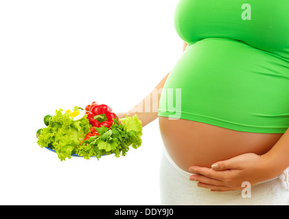 Insalata fresca per la donna in gravidanza in donne incinte donna tenendo in mano la piastra con verdure isolati su sfondo bianco, della parte di corpo Foto Stock