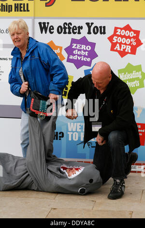 Bournemouth, Regno Unito. 9 Sep, 2013. Un 'pop up doomsday payday loan shop' è impostato a Bournemouth Square a coincidere con le ultime unite figure sulla quantità di persone sono il ricorso al prestito per ottenere attraverso il mese; secondo come riferito ha un nuovo sondaggio rivela la quantità di denaro che premuto duro unire gli Stati membri devono prendere in prestito ogni mese per far quadrare il bilancio è triplicato dal 2012 a £660. Credito: Carolyn Jenkins/Alamy Live News Foto Stock