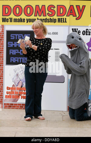 Bournemouth, Regno Unito. 9 Sep, 2013. Un 'pop up doomsday payday loan shop' è impostato a Bournemouth Square a coincidere con le ultime unite figure sulla quantità di persone sono il ricorso al prestito per ottenere attraverso il mese; secondo come riferito ha un nuovo sondaggio rivela la quantità di denaro che premuto duro unire gli Stati membri devono prendere in prestito ogni mese per far quadrare il bilancio è triplicato dal 2012 a £660. Credito: Carolyn Jenkins/Alamy Live News Foto Stock