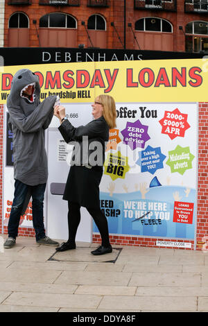 Bournemouth, Regno Unito. 9 Sep, 2013. Un 'pop up doomsday payday loan shop' è impostato a Bournemouth Square a coincidere con le ultime unite figure sulla quantità di persone sono il ricorso al prestito per ottenere attraverso il mese; secondo come riferito ha un nuovo sondaggio rivela la quantità di denaro che premuto duro unire gli Stati membri devono prendere in prestito ogni mese per far quadrare il bilancio è triplicato dal 2012 a £660. Credito: Carolyn Jenkins/Alamy Live News Foto Stock