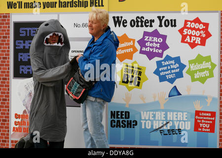 Bournemouth, Regno Unito. 9 Sep, 2013. Un 'pop up doomsday payday loan shop' è impostato a Bournemouth Square a coincidere con le ultime unite figure sulla quantità di persone sono il ricorso al prestito per ottenere attraverso il mese; secondo come riferito ha un nuovo sondaggio rivela la quantità di denaro che premuto duro unire gli Stati membri devono prendere in prestito ogni mese per far quadrare il bilancio è triplicato dal 2012 a £660. Credito: Carolyn Jenkins/Alamy Live News Foto Stock