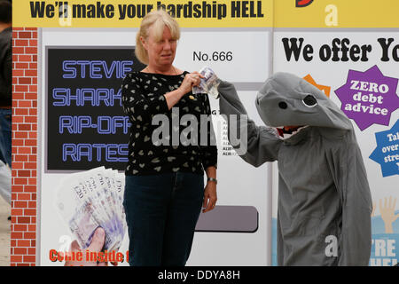 Bournemouth, Regno Unito. 9 Sep, 2013. Un 'pop up doomsday payday loan shop' è impostato a Bournemouth Square a coincidere con le ultime unite figure sulla quantità di persone sono il ricorso al prestito per ottenere attraverso il mese; secondo come riferito ha un nuovo sondaggio rivela la quantità di denaro che premuto duro unire gli Stati membri devono prendere in prestito ogni mese per far quadrare il bilancio è triplicato dal 2012 a £660. Credito: Carolyn Jenkins/Alamy Live News Foto Stock