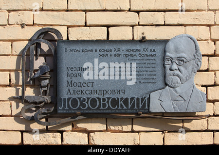 Una lapide commemorativa sulla facciata della casa del medico della contea di modesto Aleksandrovich Lozovsky all'interno del Cremlino di Kolomna, Russia Foto Stock