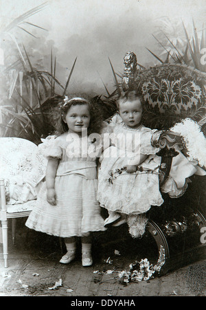 Grand Duchesse Olga Nikolaevna e Tatiana Nikolaievna della Russia, della fine del XIX secolo. Artista: K von Hahn Foto Stock