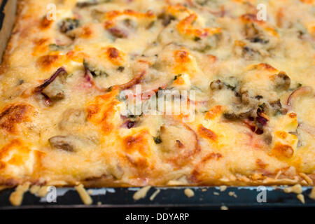 Pizza guarnita con un sacco di formaggio Foto Stock