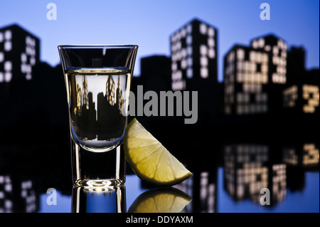 Tequila sparare in colorfull cityscape impostazione Foto Stock