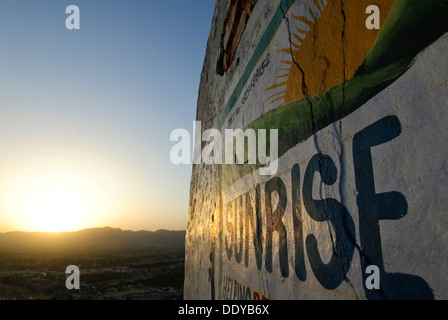 Sunrise e una 'Sunrise' segno, dettaglio, Pushkar, Rajasthan, India, Asia Foto Stock