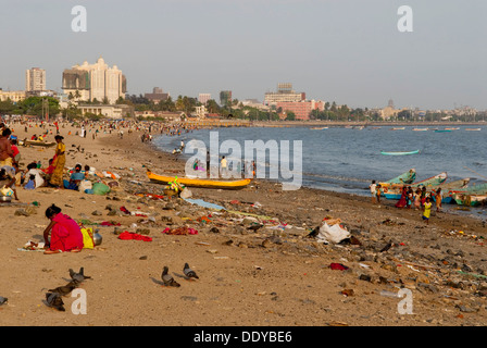 Poveri indiani ed immondizia sulla spiaggia Chawpatty, Mumbai, India, Asia Foto Stock