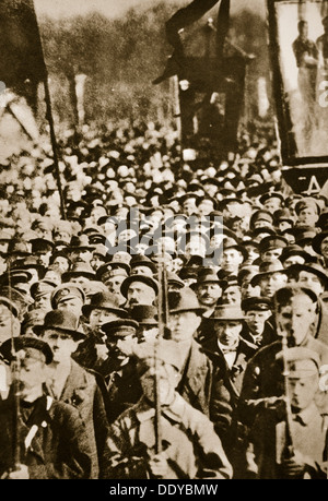 Rivoluzionari russi in Petrograd (San Pietroburgo), Russia, 1917. Artista: sconosciuto Foto Stock