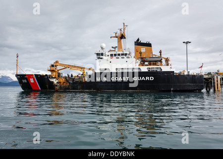 U S Guardacoste ancorate in acque in Alaska in estate Foto Stock