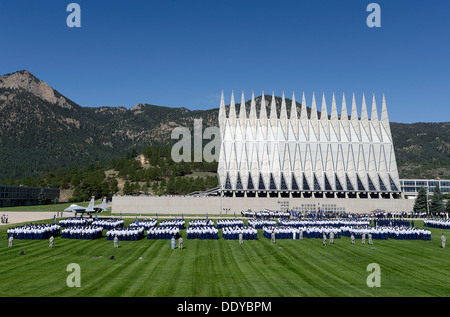 Gli Stati Uniti Air Force Academy Cadet ala sorge in formazione sulla parata a terra durante la modifica del comando cerimonia Agosto 12, 2013 a Colorado Springs, CO. Foto Stock