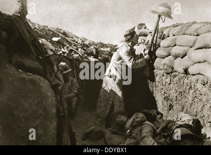 Un Royal Irish Fusilier teases un cecchino Turco, Gallipoli, Turchia, guerra mondiale I, C1915-c1916. Artista: sconosciuto Foto Stock