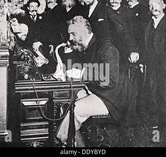 Alexander Graham Bell rende la prima chiamata telefonica tra New York e Chicago, Stati Uniti d'America, 1892. Artista: sconosciuto Foto Stock