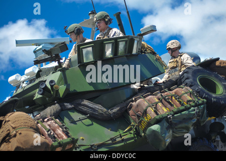 Marines americani in una luce veicolo blindato durante la simulazione di una spiaggia raid al Marine Corps base Hawaii Agosto 30, 2013 in Oahu, Hawaii. Foto Stock