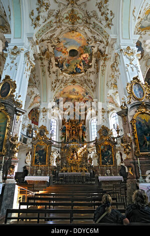 Altare maggiore e affreschi sul soffitto, Andechs chiesa abbaziale, Andechs, Bavaria Foto Stock