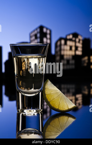 Tequila sparare in colorfull cityscape impostazione Foto Stock