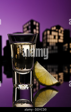 Tequila sparare in colorfull cityscape impostazione Foto Stock