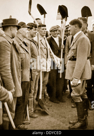 Adolf Hitler a chiacchierare con i lavoratori stradali, 1936 Artista: sconosciuto Foto Stock