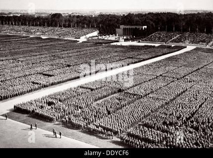 Stormtroopers schierate in parata durante un partito nazista il Congresso di Norimberga, Germania, 1936. Artista: sconosciuto Foto Stock