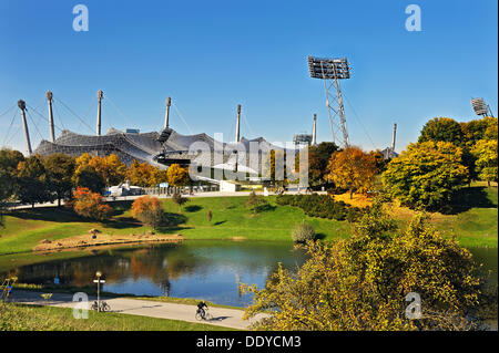 Padiglione tetto-dell'Olympic Hall, faretti e lago Olympiasee, Monaco di Baviera Foto Stock