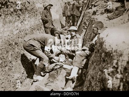 La croce rossa di uomini in trincee tendono un uomo ferito, Somme campagna, Francia, guerra mondiale I, 1916. Artista: sconosciuto Foto Stock