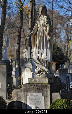 Tomba con una statua femminile sulla Ostfriedhof o est cimitero, Monaco di Baviera Foto Stock