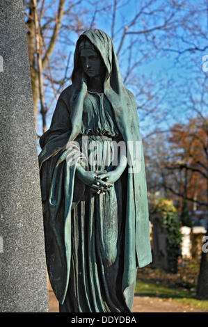 Scultura femminile sulla tomba, Ostfriedhof, Est cimitero, Monaco di Baviera Foto Stock