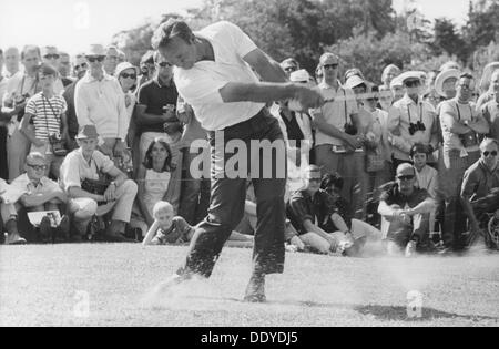 Golfista americano Arnold Palmer giocando a Lidingö Golf Club, Svezia, 1968. Artista: sconosciuto Foto Stock