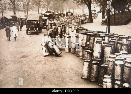 Bidoni per il latte che viene erogata a Hyde Park, Londra, durante lo sciopero generale, 8 maggio 1926. Artista: sconosciuto Foto Stock