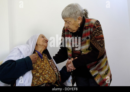 Volontario israeliano dei PHR Medici per i diritti umani che scuotono le mani con una donna palestinese anziana durante una visita DI UNA clinica mobile PHR nella Cisgiordania Israele Foto Stock