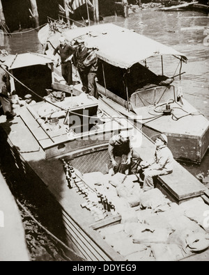 Un rum-barca in esecuzione catturato il contrabbando nel 2000 bottiglie, USA, 1920s. Artista: sconosciuto Foto Stock