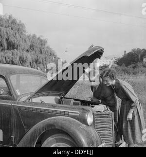 Controllo del motore sotto il cofano di una Opel Olympia, Landskrona, Svezia, 1959. Artista: sconosciuto Foto Stock