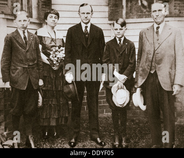 Calvin Coolidge, uomo politico americano, con suo padre, moglie e figli, 1920. Artista: sconosciuto Foto Stock