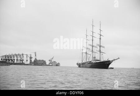 Nave a vela al di ancoraggio nel porto di Landskrona, Svezia, 1935. Artista: sconosciuto Foto Stock