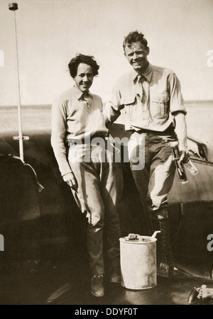 American aviatore Charles Lindbergh e sua moglie Anne dopo il loro volo per il Giappone, 1931. Artista: sconosciuto Foto Stock