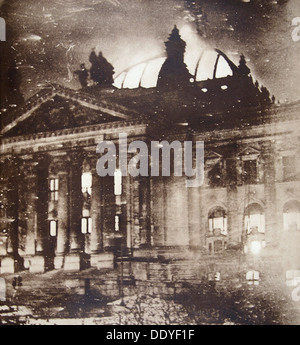 Il Reichstag sul fuoco, Berlino, Germania, 27 febbraio 1933. Artista: sconosciuto Foto Stock