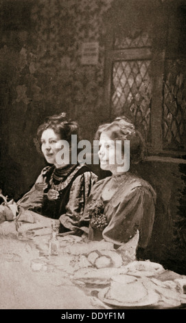 Christabel Pankhurst e Annie Kenney, British suffragettes, 1909. Artista: GK Jones Foto Stock
