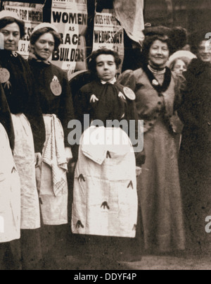 Ada Flatman, suffragette inglesi, a una dimostrazione ha organizzato a Liverpool, 1909. Artista: sconosciuto Foto Stock