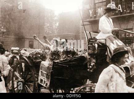 Due suffragettes celebrando il loro rilascio dalla prigione di Holloway, Londra, il 22 agosto 1908. Artista: sconosciuto Foto Stock