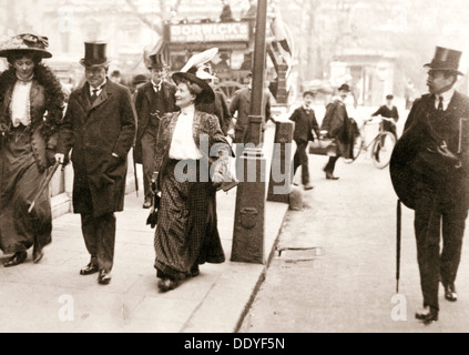 Suffragettes cercando di parlare con il Primo ministro, Londra, 1908. Artista: sconosciuto Foto Stock