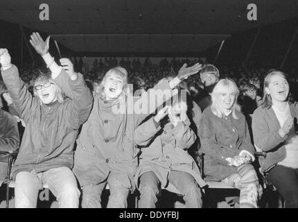 Una platea entusiastica presso un concerto pop, Landskrona, Svezia, 1967. Artista: sconosciuto Foto Stock