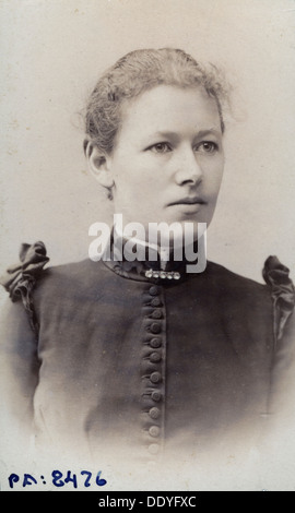 Ritratto in studio di un 18 anno vecchia ragazza, c1900. Artista: sconosciuto Foto Stock