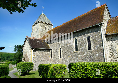 Vista di St Andrews Chiesa Bishopstone, un luogo di culto risalente al Sassone volte nella contea di East Sussex Foto Stock