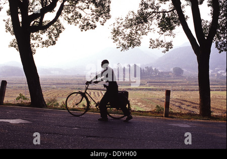 Uomo cinese cammina con la sua bicicletta nella contea di shaoshan livello nella città di xiangtan, nella provincia del Hunan, nota come il luogo di nascita di mao zedong in Cina Foto Stock