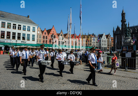 Una marching band di Grote Markt, Bruges, Belgio come parte delle celebrazioni del Belgio della Giornata Nazionale Il 22 luglio. Foto Stock