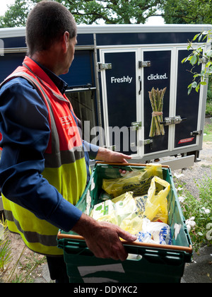 Tesco dipendente van autista consegna generi alimentari ordinati online nelle zone rurali del Galles UK KATHY DEWITT Foto Stock