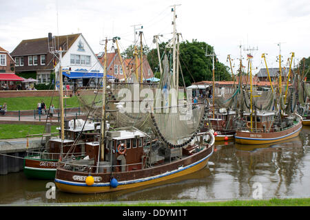 Natanti adibiti alla pesca di gamberetti, porto di Greetsiel, Krummhoern, Frisia orientale, Bassa Sassonia Foto Stock