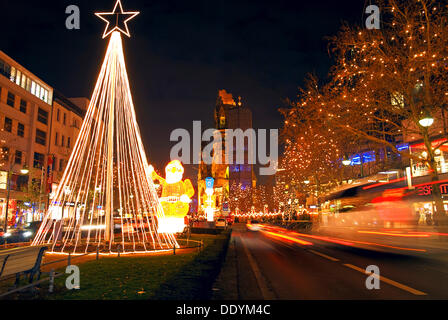 Mercato di Natale, Kaiser Wilhelm Memorial Church, Tauentzien Street, quartiere di Charlottenburg, Berlino Foto Stock